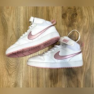 Nike Court Borough Mid 2 Pink Metallic
Size 7Y / Women’s 8.5 – LNC